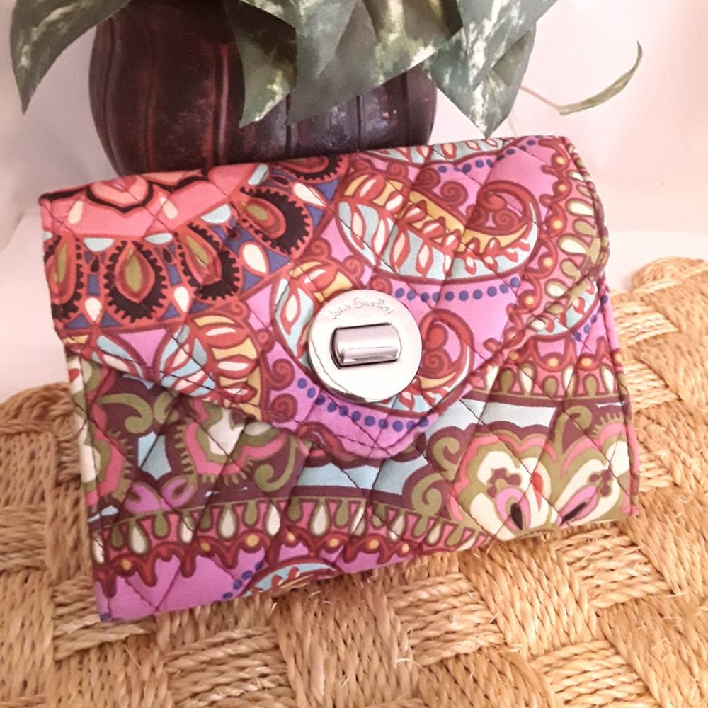 VERA BRADLEY  Quilted Resort Medallion Fold Over Wallet Excellent Unused